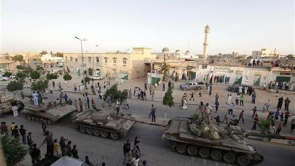 دبابات تابعة للمعارضة في الزينتان 
