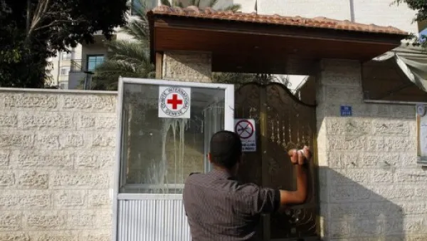 فلسطيني يرشق مكتب اللجنة الدولية للصلب الاحمر بالابيض في غزة
