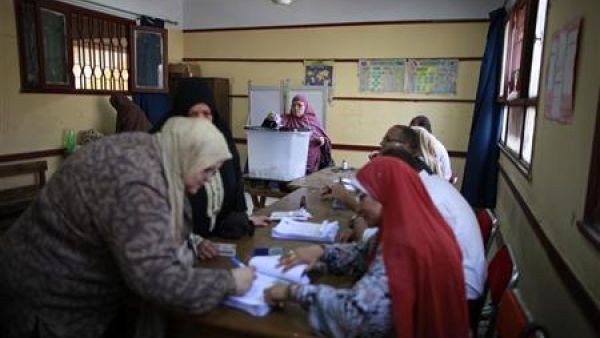 ناخبات مصريات أثناء الادلاء بأصواتهن في مركز اقتراع بالقاهرة 