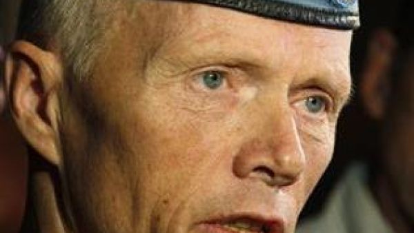 الجنرال روبرت مود يتحدث لوسائل الاعلام لدى وصوله الى مطار دمشق
