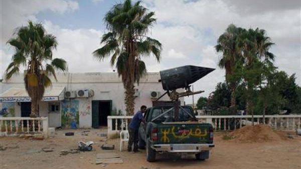 مقاتل من المعارضة بجوار منصة اطلاق صواريخ في الجبل الغربي