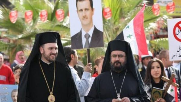 كاهنان ارثوذكسيان ينتظران وصول بطريرك الكنيسة الارثوذكسية في روسيا كيريلوس امام الكنيسة المريمية في دمشق 
