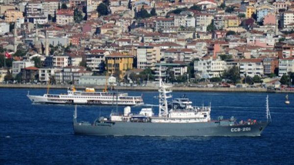 The Russian Navy CCB-201 vessel (front) sails in the Bosphorus on September 5, 2013 in Istanbul, on its way for intelligence operations off the coasts of Syria (AFP)