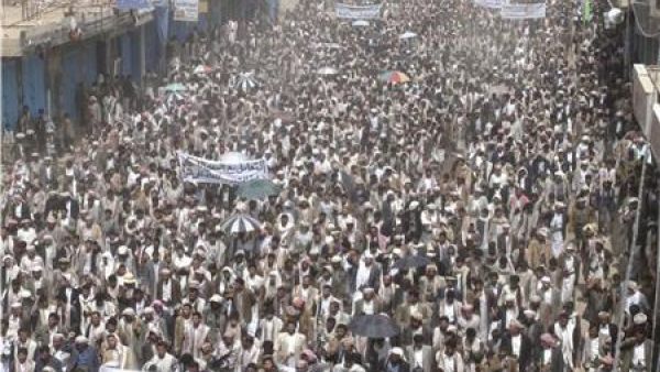 محتجون مناهضون للحكومة في مسيرة تطالب بتنحي الرئيس اليمني علي عبد الله صالح في مدينة صعدة 