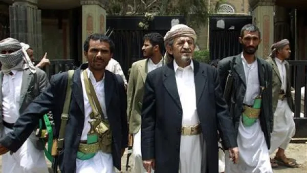 الزعيم القبلي صادق الأحمر (في المنتصف) يسير مع حراس شخصيين خارج منزله في صنعاء 
