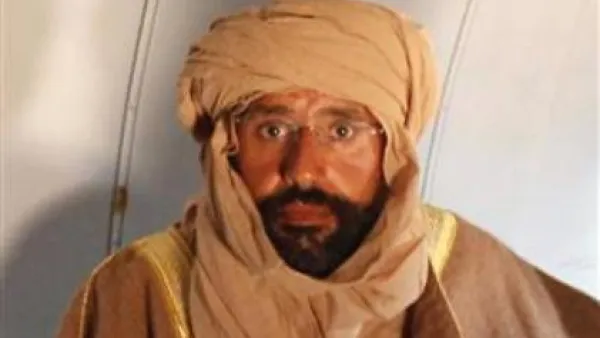 سيف الاسلام في الطائرة التي اقلته الى الزنتان بعيد اعتقاله جنوب ليبيا