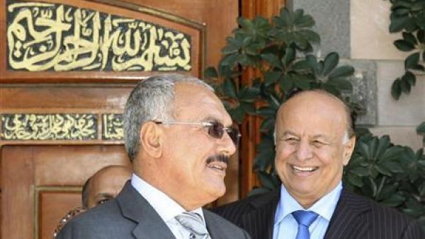 الرئيس اليمني علي عبد الله صالح وبجواره نائبه عبد ربه منصور هادي
