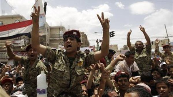 ضباط في الجيش اليمني يشاركون في مسيرة تطالب بخلع الرئيس صالح في صنعاء
