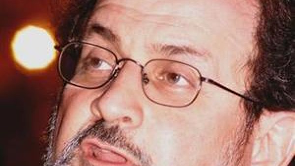 الكاتب البريطاني سلمان رشدي
