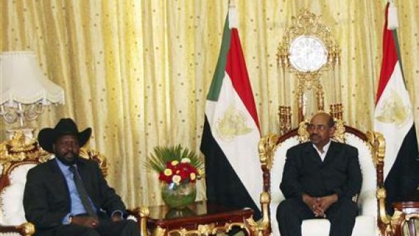 صورة أرشيفية لاجتماع سابق بين البشير (الى اليمين) وسلفا كير في قصر الرئاسة بالخرطوم