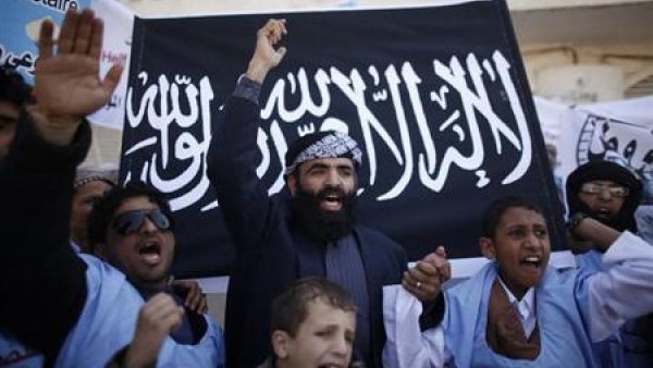 محتجون يرددون هتافات تندد بالغارات الجوية الأمريكية بطائرات بدون طيار في اليمن 
