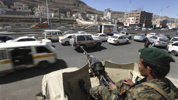 جندي من الجيش اليمني في دورية أمنية بشارع في صنعاء
