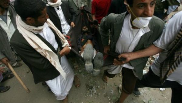 نقل احد المصابين خلال التظاهرة ضد الرئيس اليمني علي عبدالله صالح في صنعاء
