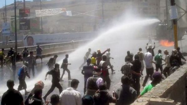شرطيون يفتحون خراطيم المياه لتفريق متظاهرين في صنعاء
