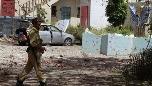 جندي امام وكالة انباء سبأ اليمنية الحكومية التي اصيب مبناها باضرار جراء اشتباكات اندلعت مؤخرا بين الشرطة ومسلحين قبليين في صنعاء
