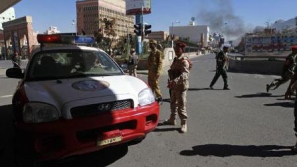 رجال امن وسيارة شرطة قرب موقع الهجوم الذي استهدف مقر وزارة الزراعة اليمنية في صنعاء
