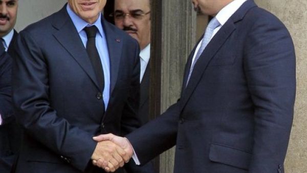 الرئيس الفرنسي نيكولا ساركوزي (يسار) مصافحا ولي عهد البحرين في الاليزيه
