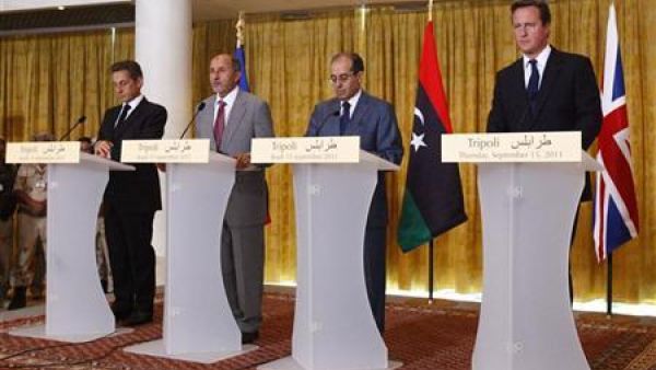 (من اليمين لليسار) ديفيد كاميرون ومحمود جبريل ومصطفى عبد الجليل ونيكولا ساركوزي في مؤتمر صحفي في طرابلس 