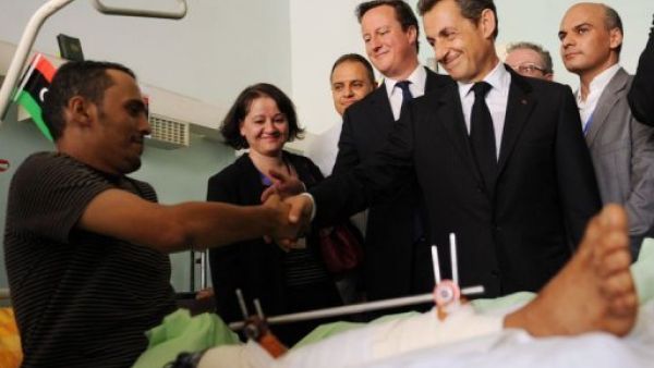 ساركوزي وكاميرون يعودان مرضى بمستشفى ليبي
