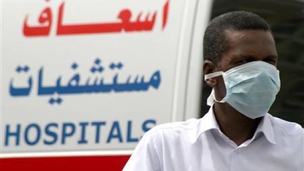 رجل يرتدي كمامة للوقاية من الفيروسات الدمام بالسعودية
