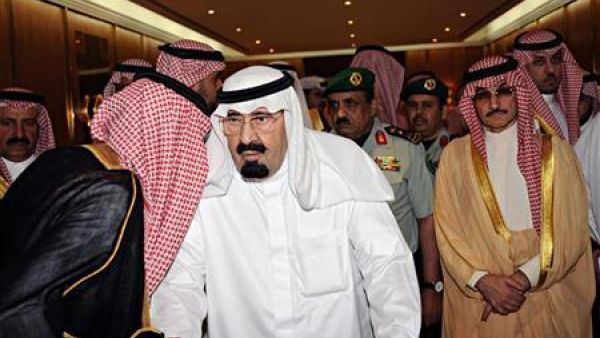 العاهل السعودي الملك عبد الله (في الوسط) يغادر مستشفى في الرياض يوم السبت

