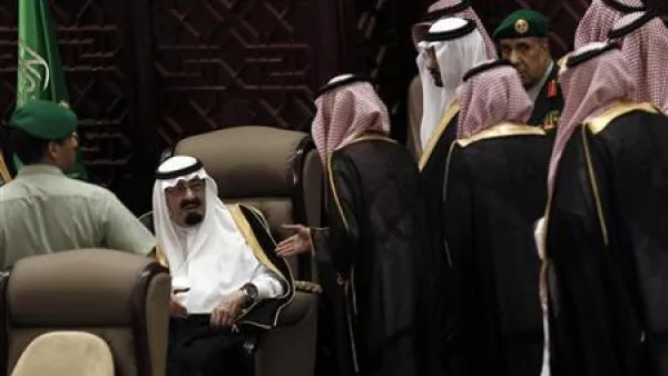 أعضاء بمجلس الشورى السعودي ينتظرون لمحادثة العاهل السعودي الملك عبد الله بن عبد العزيز (الجالس يسارا) في الرياض يوم الأحد
