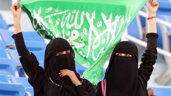 امراتان ترفعان علم السعودية