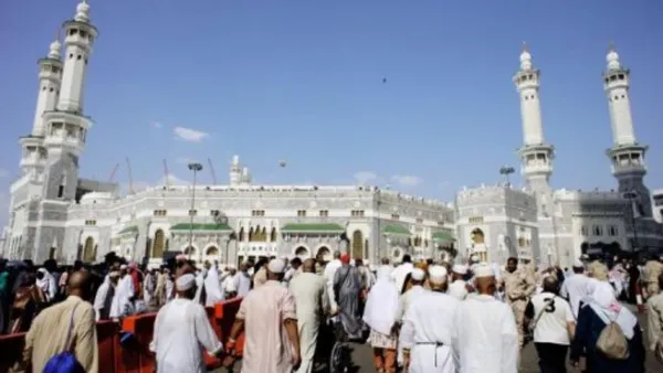 حجاج في باحة المسجد الحرام في مكة
