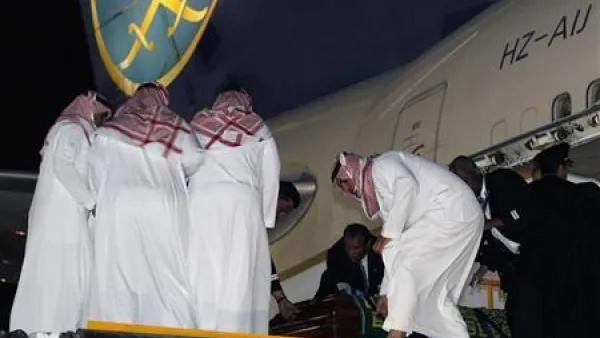 ابناء ولي العهد السعودي سلطان بن عبد العزيز ينزلون نعشه من فوق طائرة في قاعدة جوية بالرياض 
