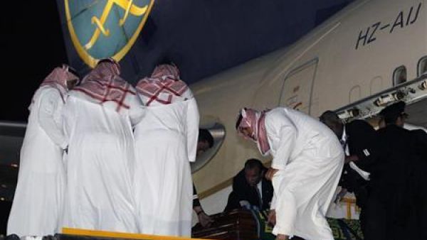 ابناء ولي العهد السعودي سلطان بن عبد العزيز ينزلون نعشه من فوق طائرة في قاعدة جوية بالرياض 
