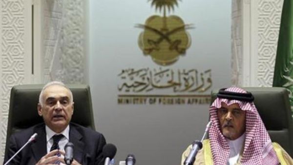 وزير الخارجية السعودي الامير سعود الفيصل (إلى اليمين) اثناء اجتماع مع نظيره المصري محمد كامل عمرو بالرياض يوم السبت