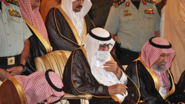 العاهل السعودي الملك عبد الله بن عبد العزيز اثناء جنازة ولي العهد الامير سلطان في الرياض
