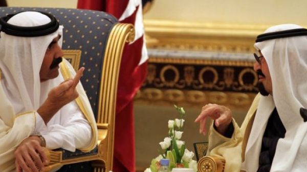 العاهل السعودي الملك عبد الله بن عبد العزيز (يمين) يلتقي امير قطر الشيخ حمد بن خليفة آل ثاني في الرياض