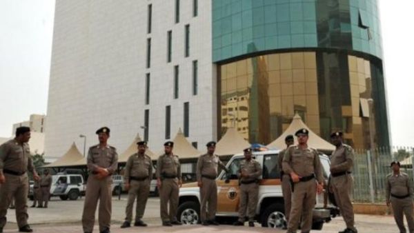افراد  من الشرطة السعودية