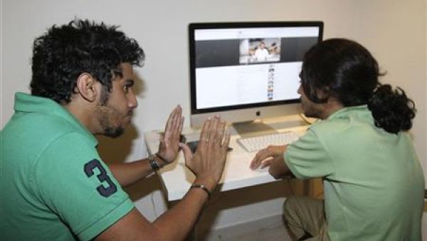 شابان سعوديان يتناقشان بشان مقطع فيديو على يوتيوب
