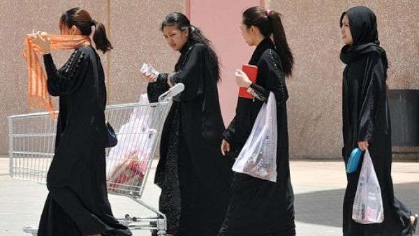 في سابقة تعد الأولى من نوعها على مستوى سوق العمل في المملكة، رفعت السفارة الفلبينية يدها معلنة حظر سفر مواطناتها للعمل في المملكة بمهنة عاملة منزلية قبل حوالي 3 سنوات إلا بشروط أهمها أن يكون راتبها 1500 ريال