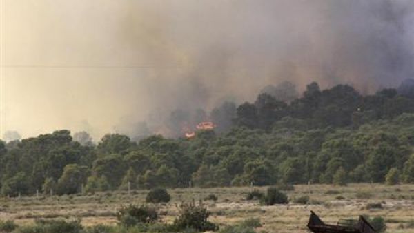 دخان يتصاعد في المنطقة المحيطة بجبل الشعانبي قرب الحدود الجزائرية