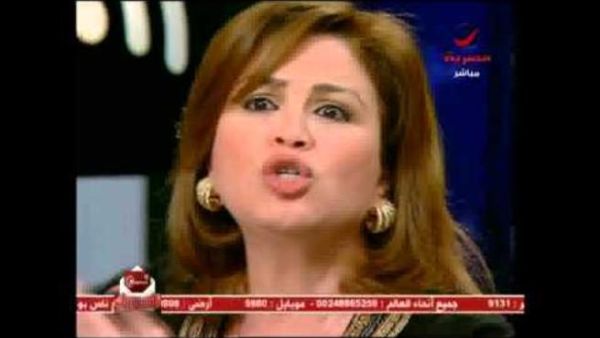 لقطة من فيديو يظهر الهام شاهين منفعلة بعد سماعها هجوم الداعية بدر