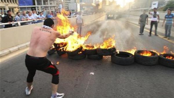 شاب شيعي يشعل اطارات في طريق ببيروت 
