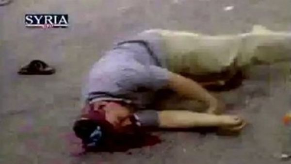 لقطة من فيديو تظهر متظاهرا اطلقت عليه النار في حماة