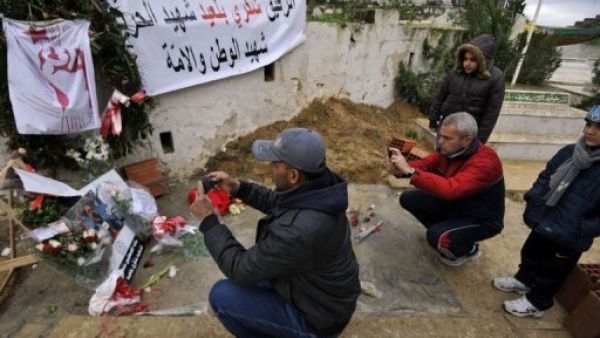 تونسيون يضعون الورود في مكان اغتيال بلعيد