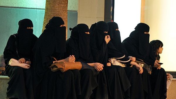 Saudi women waiting for their drivers outside a shopping mall in Riyadh in late September, shortly after King Abdullah granted women the right to vote and run in municipal elections (Photo: AFP / Fayez Nureldine)