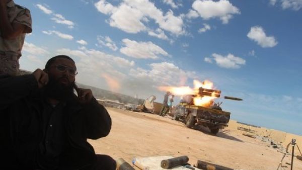 مقاتلو المجلس الانتقالي الليبي يطلقون صواريخ غراد خلال معارك في سرت
