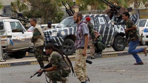 مقاتلون تابعون للمجلس الانتقالي يشتبكون مع جنود القذافي في سر
