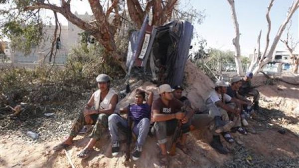 مقاتلو الحكومة الليبية في استراحة يوم الاحد خلال الاشتباكات مع مقاتلين موالين للقذافي في سرت
