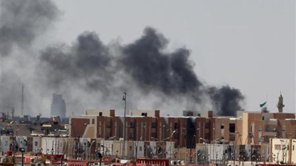 دخان يتصاعد فوق مدينة سرت