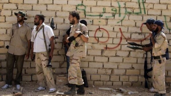 مقاتلون موالون للمجلس الانتقالي الليبي في بني وليد 