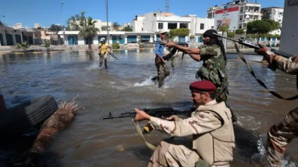 قوات المجلس الوطني الانتقالي يواجهون كتائب القذافي في سرت
