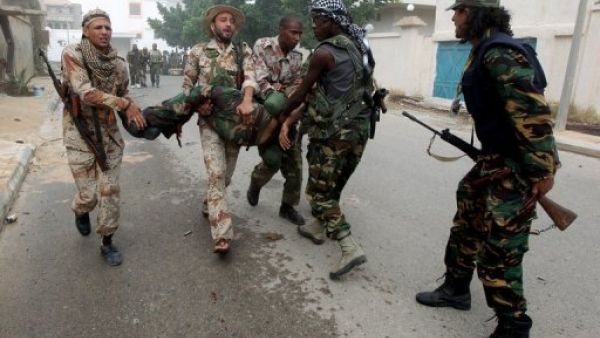 مقاتلون موالون للمجلس الانتقالي الليبي يخلون رفيقا لهم اصيب على الجبهة في سرت 
