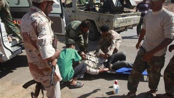 مقاتلون من الحكومة المؤقتة ينقلون مصابا قرب سرت
